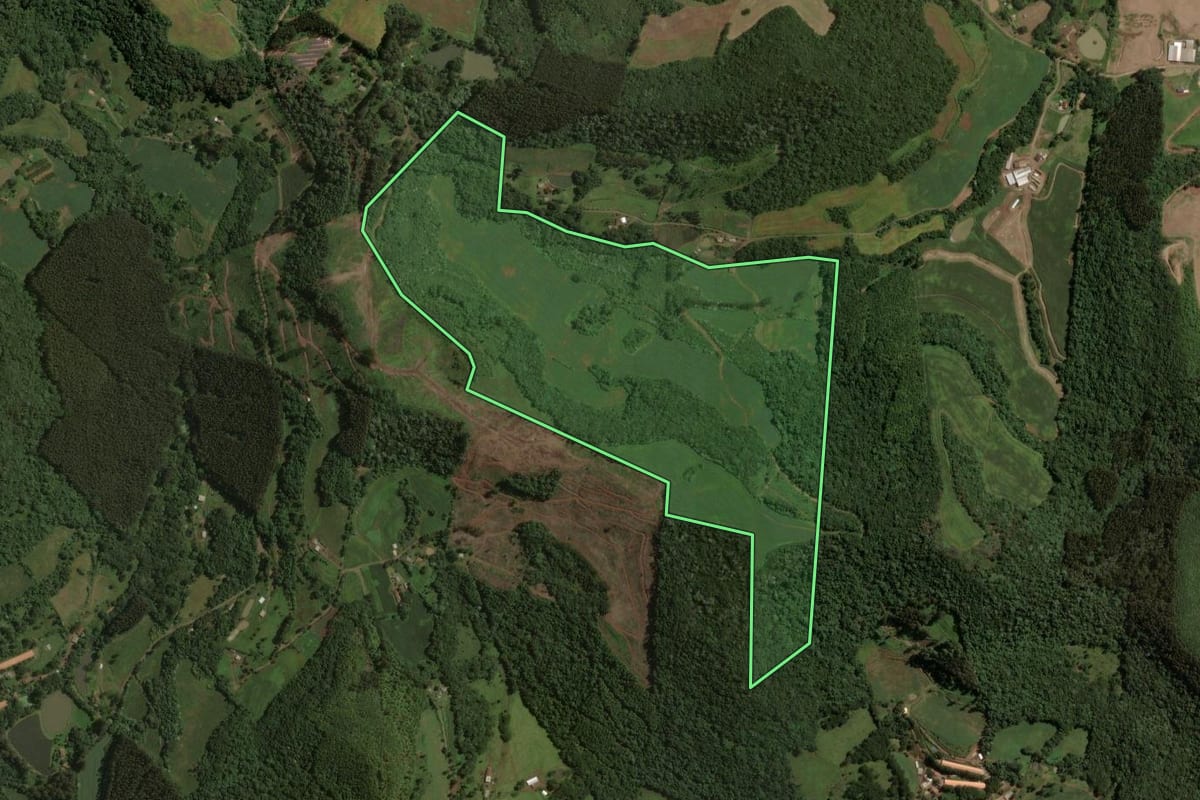 Imagem de satélite do imóvel rural em Joaçaba (SC), com o contorno declarado no CAR desenhado por cima.