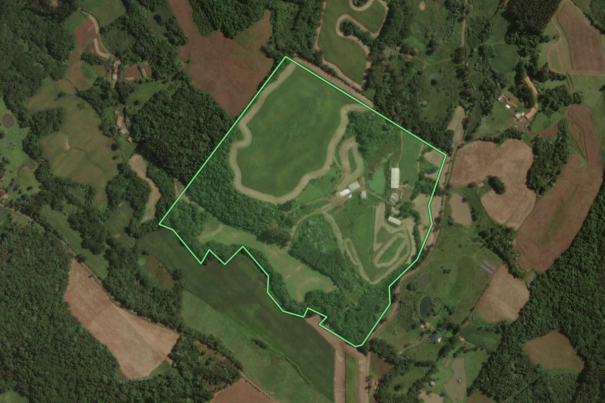 Imagem de satélite do imóvel rural em Joaçaba (SC), com o contorno declarado no CAR desenhado por cima.