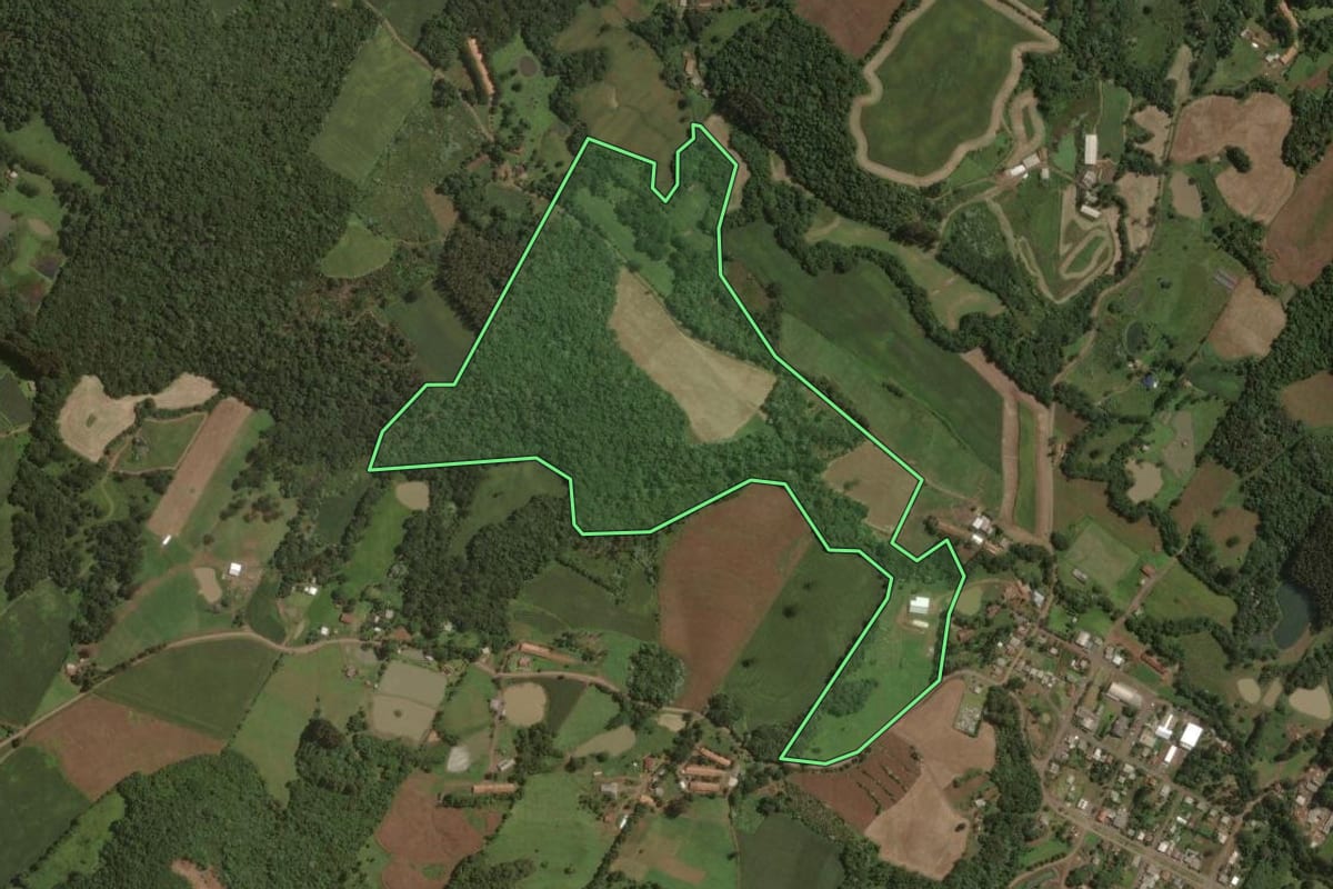 Imagem de satélite do imóvel rural em Joaçaba (SC), com o contorno declarado no CAR desenhado por cima.