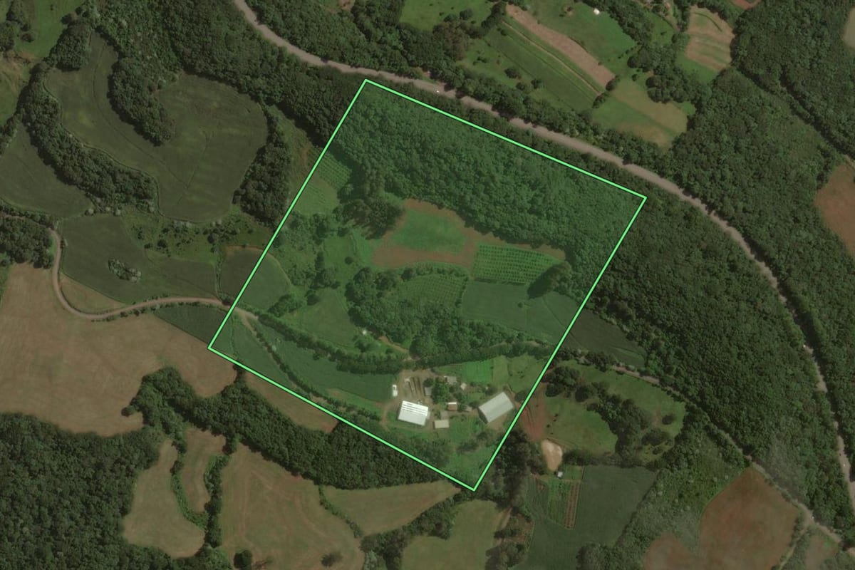 Imagem de satélite do imóvel rural em Joaçaba (SC), com o contorno declarado no CAR desenhado por cima.
