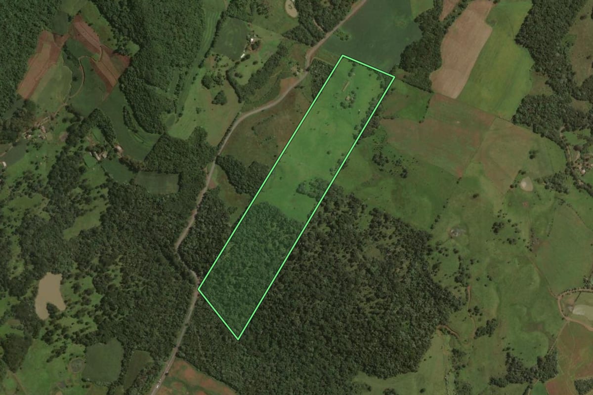Imagem de satélite do imóvel rural em Joaçaba (SC), com o contorno declarado no CAR desenhado por cima.