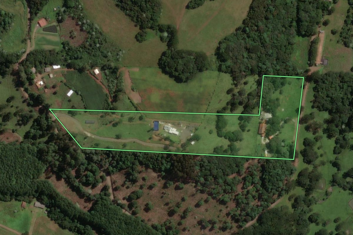 Imagem de satélite do imóvel rural em Joaçaba (SC), com o contorno declarado no CAR desenhado por cima.