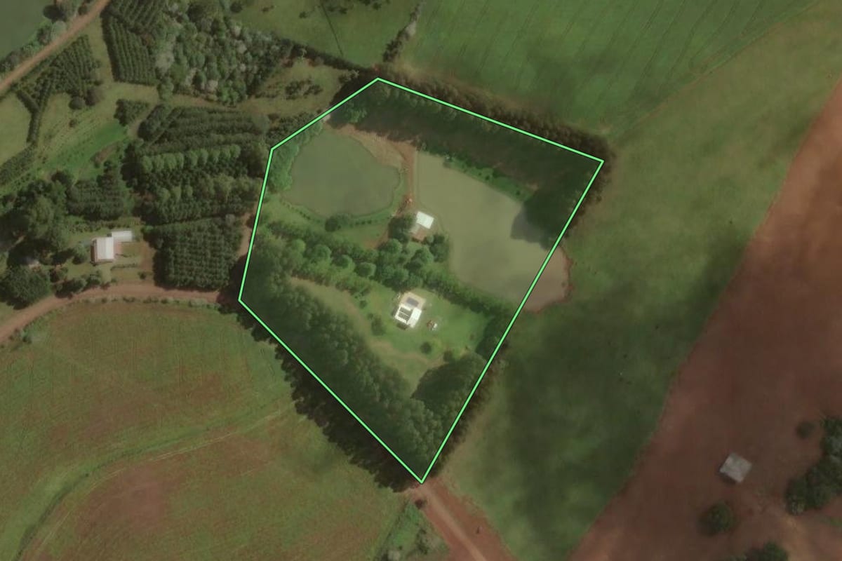 Imagem de satélite do imóvel rural em Joaçaba (SC), com o contorno declarado no CAR desenhado por cima.