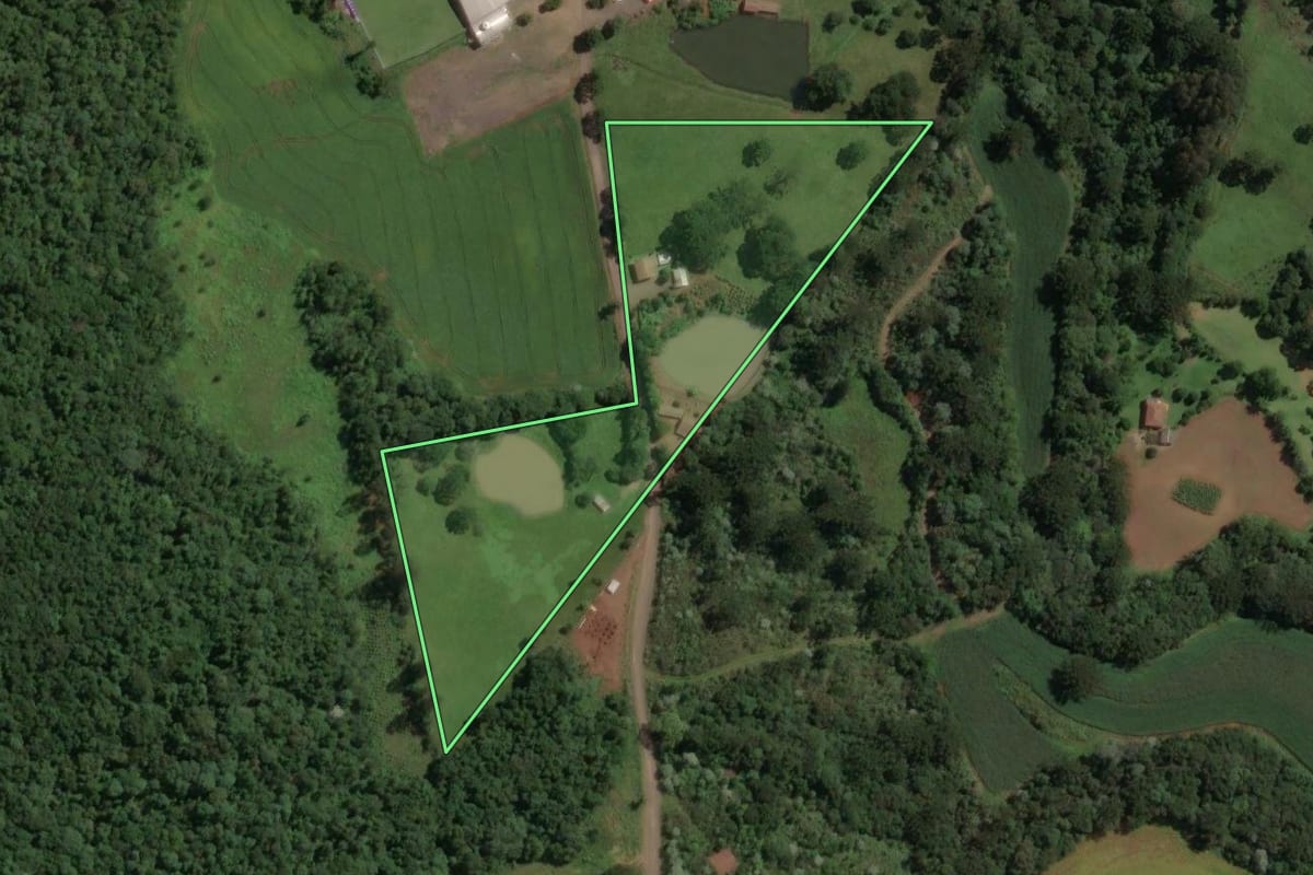 Imagem de satélite do imóvel rural em Joaçaba (SC), com o contorno declarado no CAR desenhado por cima.