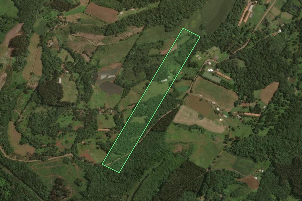 Imagem de satélite do imóvel rural em Joaçaba (SC), com o contorno declarado no CAR desenhado por cima.