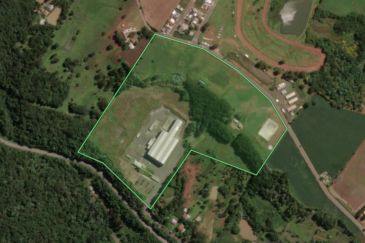 Imagem de satélite do imóvel rural em Joaçaba (SC), com o contorno declarado no CAR desenhado por cima.