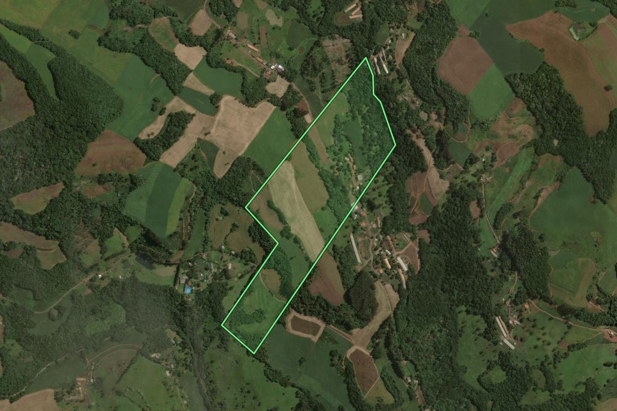 Imagem de satélite do imóvel rural em Joaçaba (SC), com o contorno declarado no CAR desenhado por cima.
