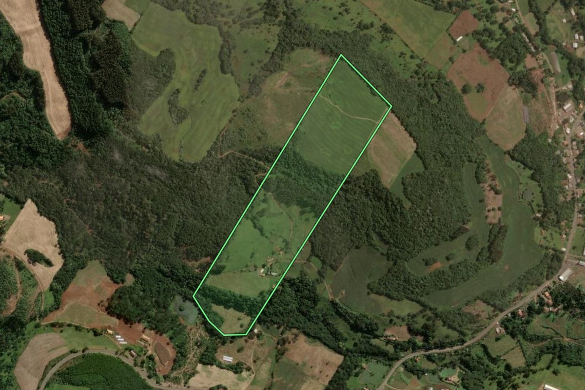 Imagem de satélite do imóvel rural em Joaçaba (SC), com o contorno declarado no CAR desenhado por cima.
