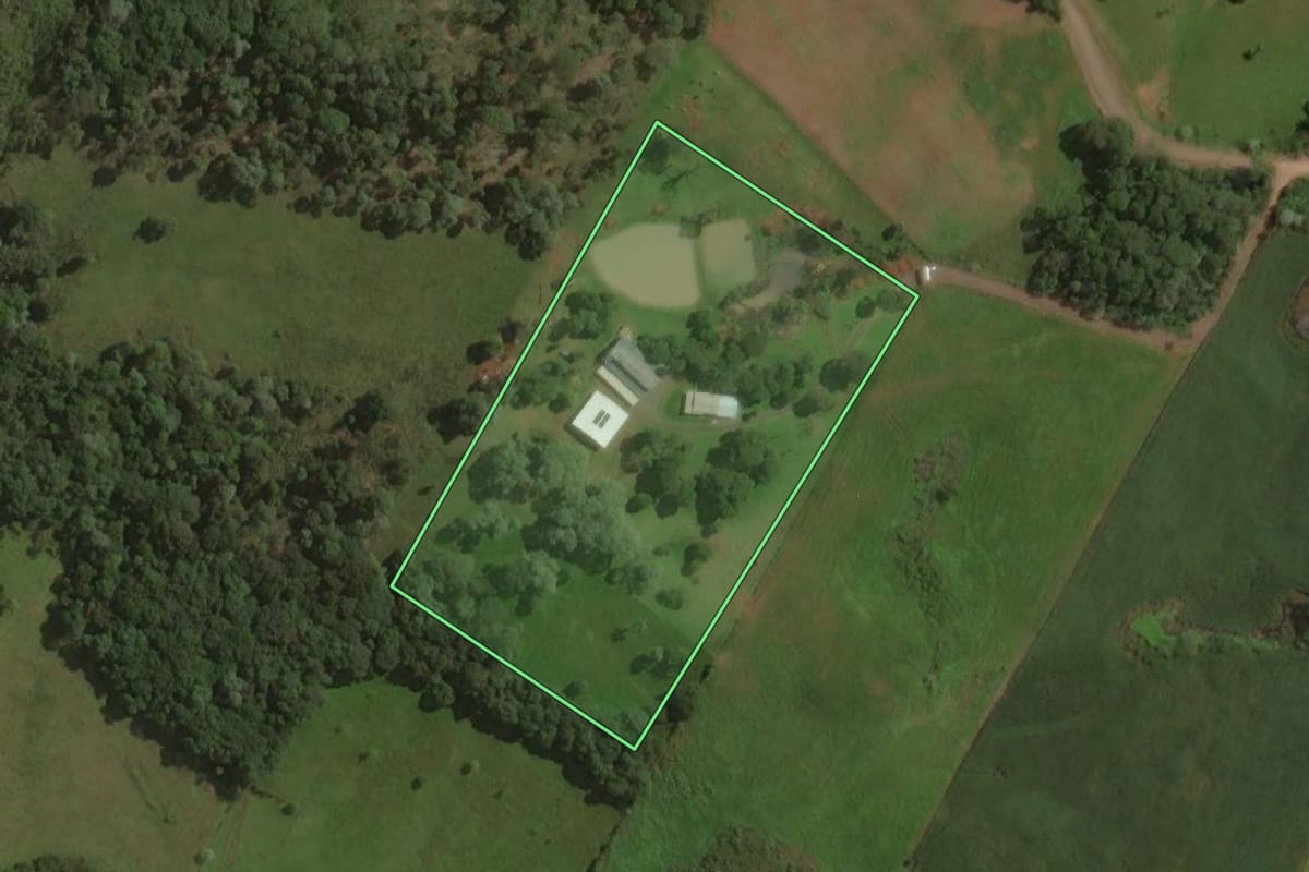 Imagem de satélite do imóvel rural em Joaçaba (SC), com o contorno declarado no CAR desenhado por cima.
