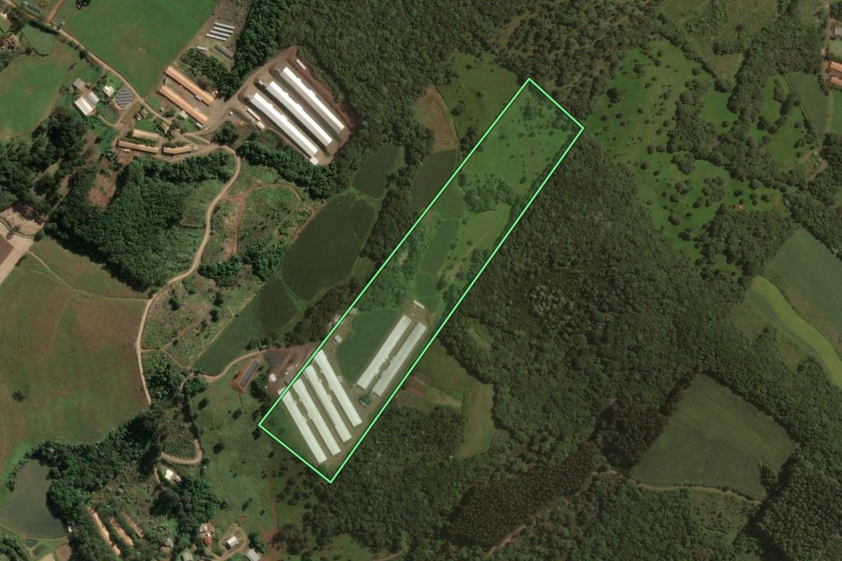 Imagem de satélite do imóvel rural em Joaçaba (SC), com o contorno declarado no CAR desenhado por cima.
