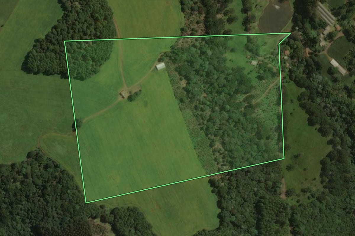 Imagem de satélite do imóvel rural em Joaçaba (SC), com o contorno declarado no CAR desenhado por cima.