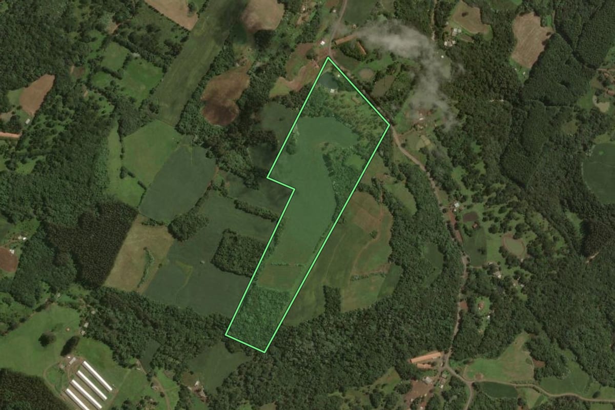 Imagem de satélite do imóvel rural em Joaçaba (SC), com o contorno declarado no CAR desenhado por cima.