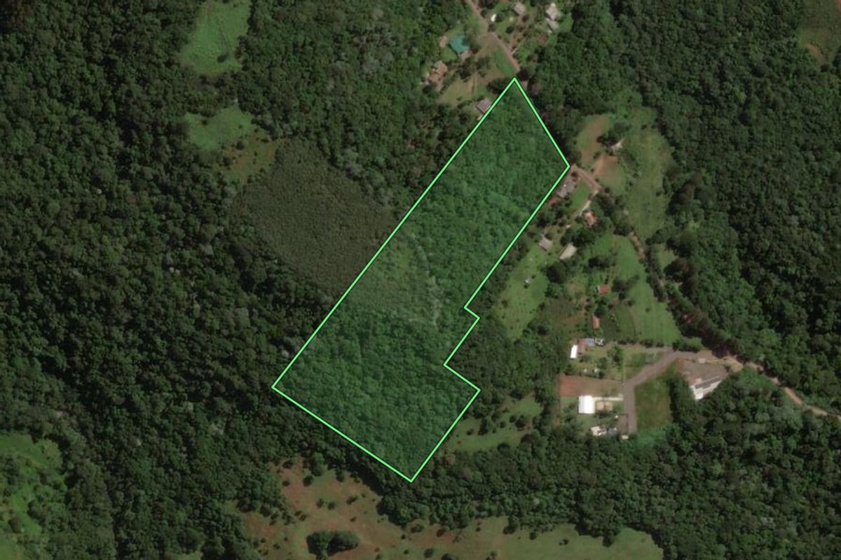 Imagem de satélite do imóvel rural em Joaçaba (SC), com o contorno declarado no CAR desenhado por cima.