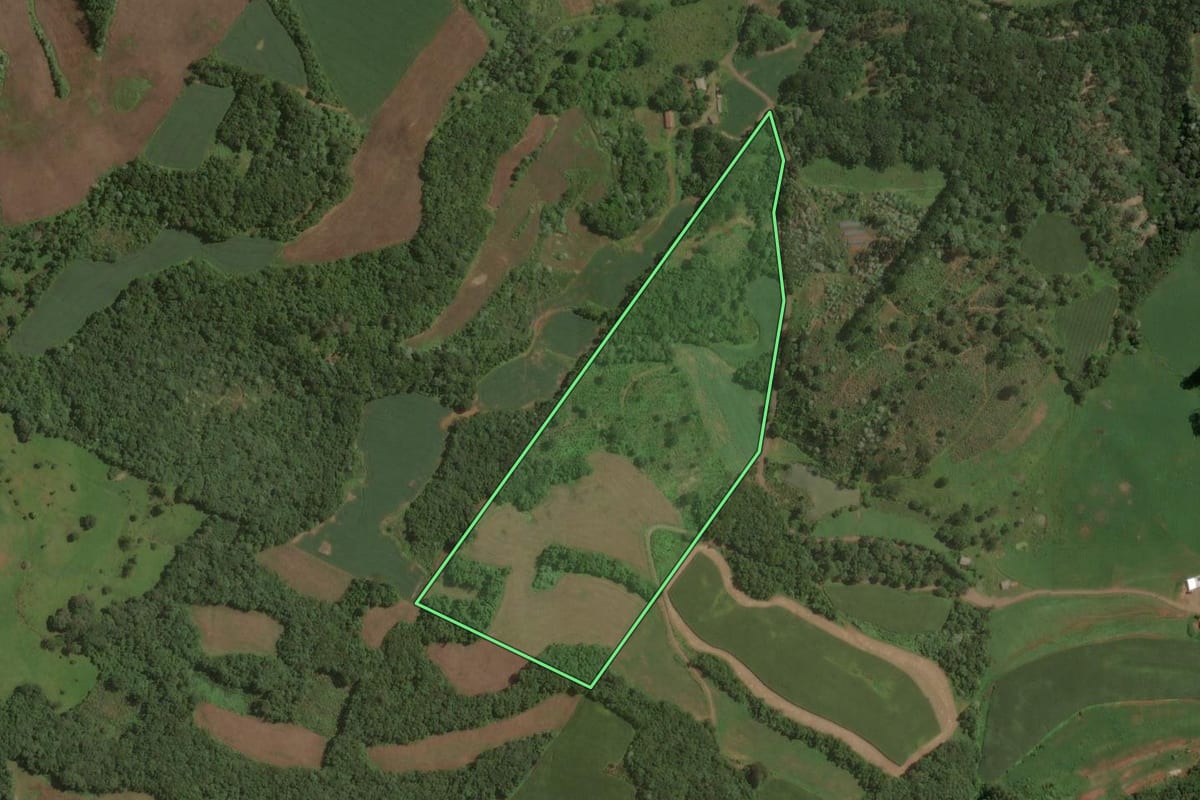 Imagem de satélite do imóvel rural em Joaçaba (SC), com o contorno declarado no CAR desenhado por cima.