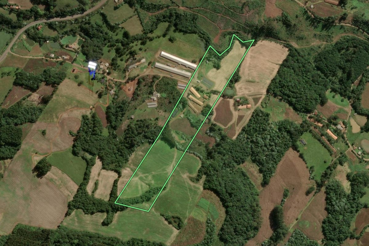 Imagem de satélite do imóvel rural em Joaçaba (SC), com o contorno declarado no CAR desenhado por cima.