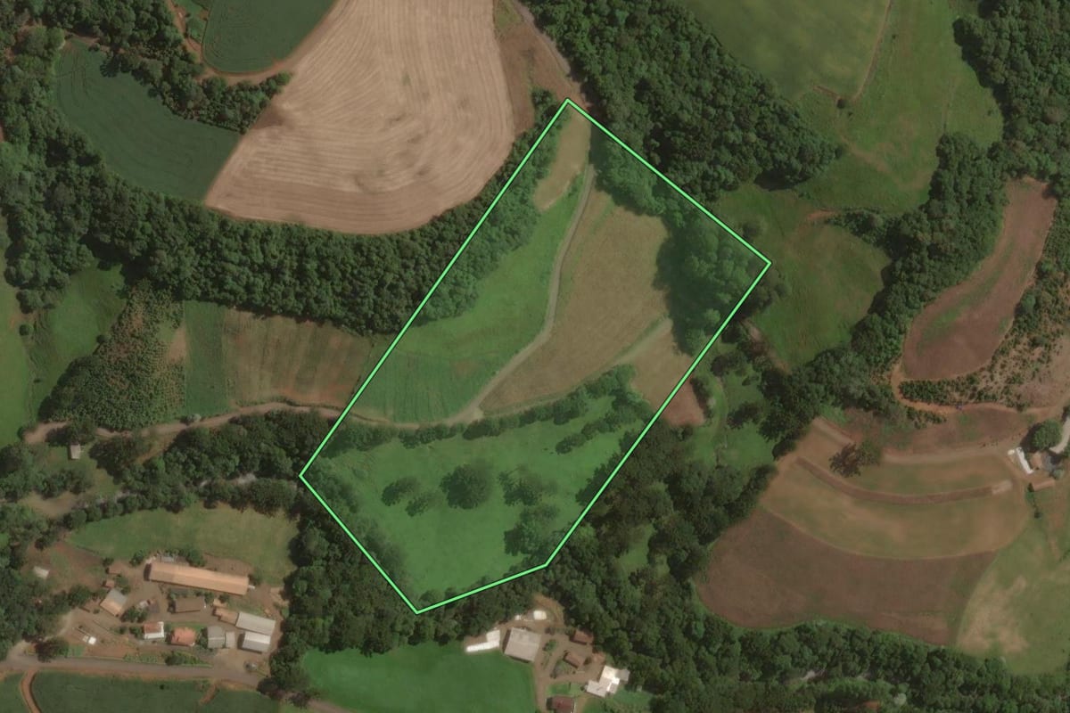 Imagem de satélite do imóvel rural em Joaçaba (SC), com o contorno declarado no CAR desenhado por cima.