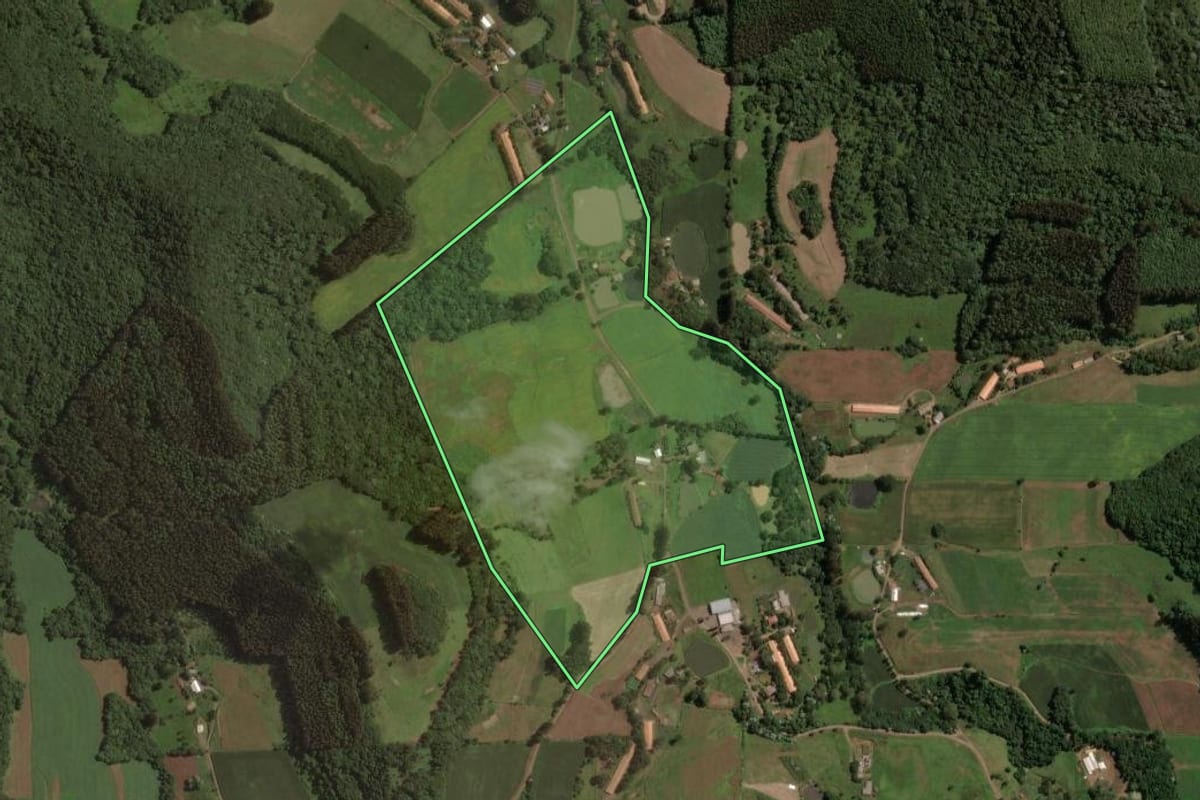 Imagem de satélite do imóvel rural em Joaçaba (SC), com o contorno declarado no CAR desenhado por cima.