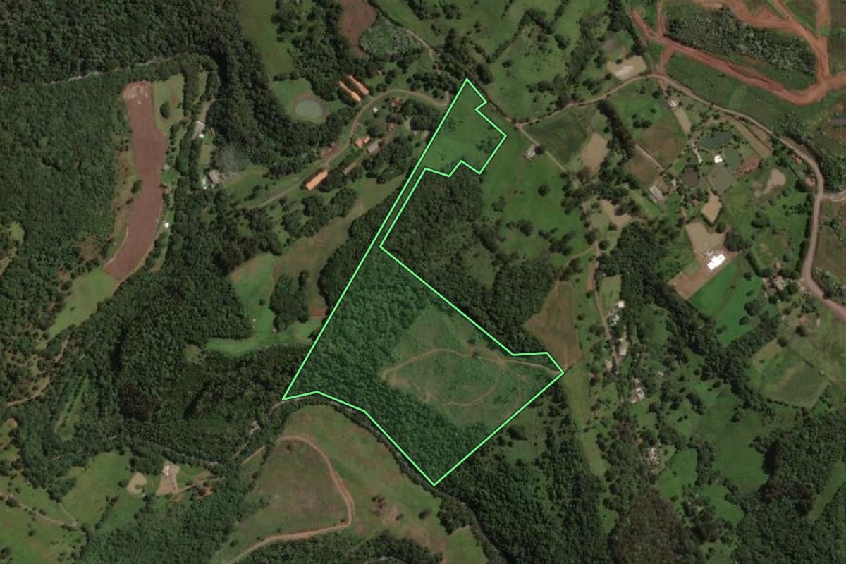 Imagem de satélite do imóvel rural em Joaçaba (SC), com o contorno declarado no CAR desenhado por cima.
