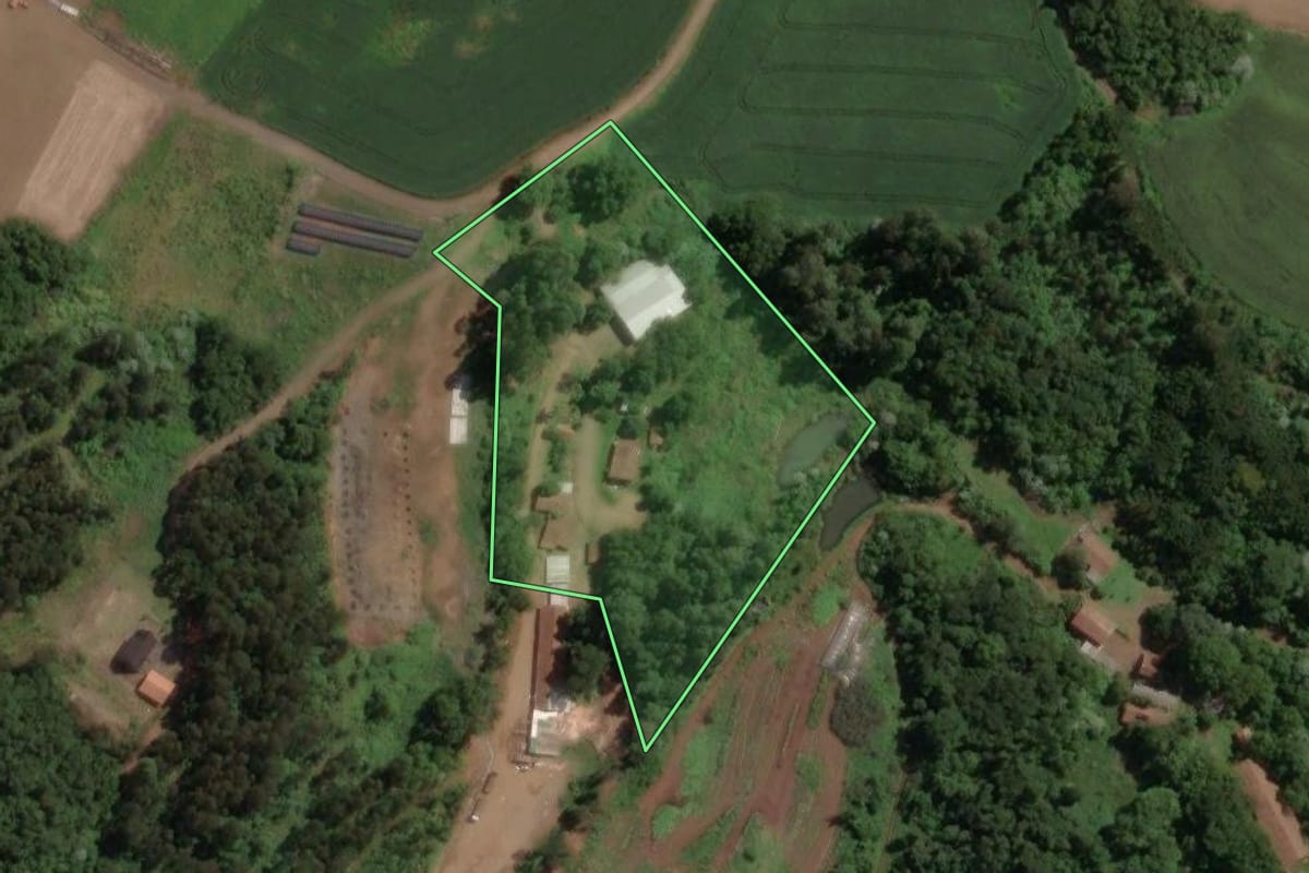 Imagem de satélite do imóvel rural em Joaçaba (SC), com o contorno declarado no CAR desenhado por cima.