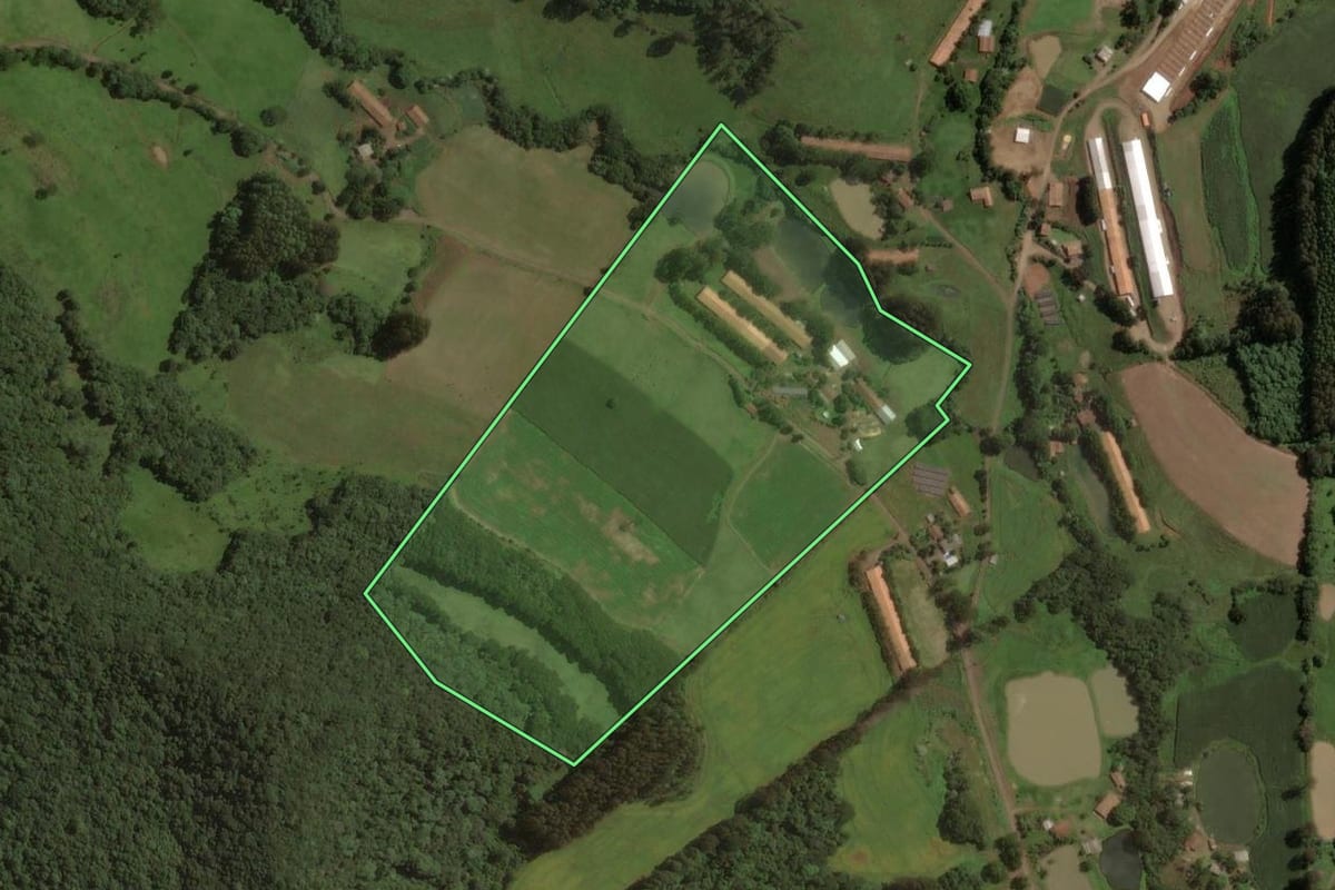 Imagem de satélite do imóvel rural em Joaçaba (SC), com o contorno declarado no CAR desenhado por cima.