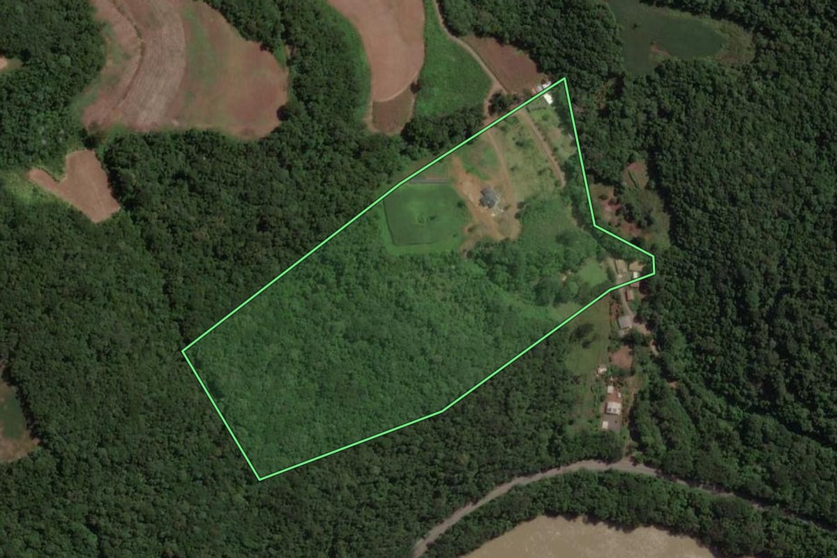Imagem de satélite do imóvel rural em Joaçaba (SC), com o contorno declarado no CAR desenhado por cima.