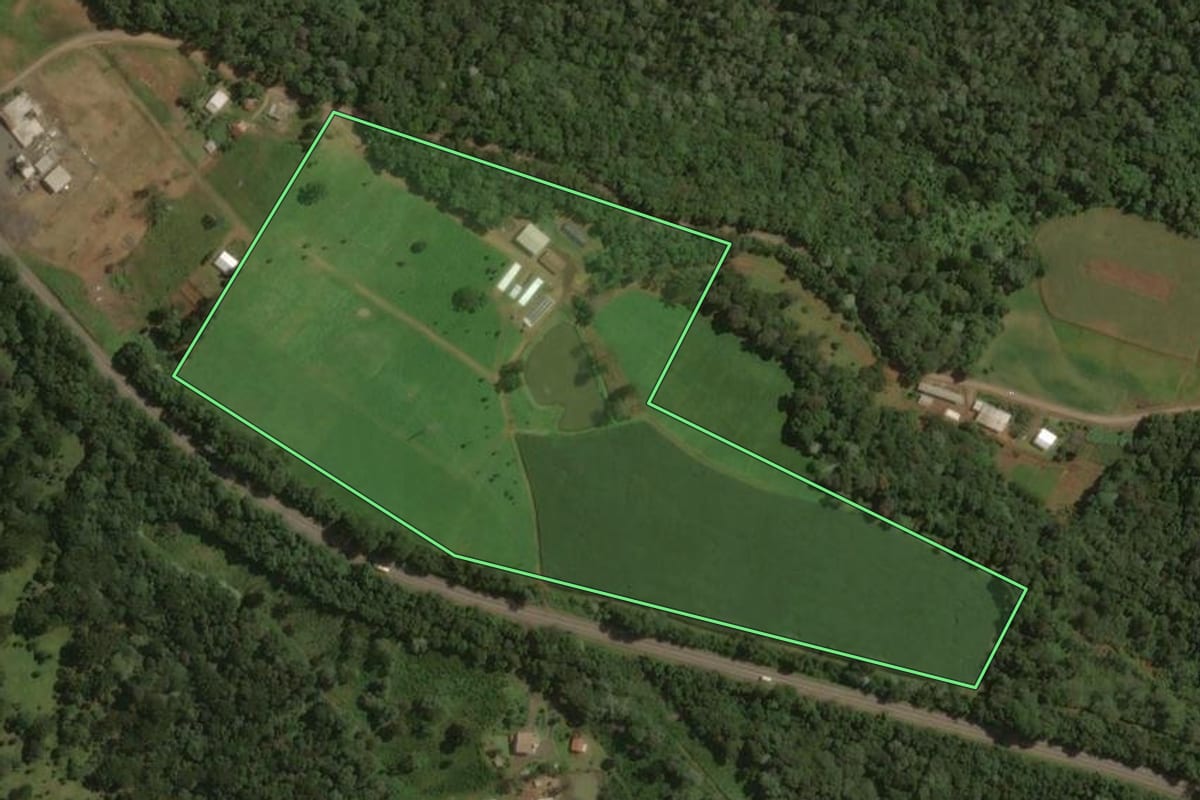 Imagem de satélite do imóvel rural em Joaçaba (SC), com o contorno declarado no CAR desenhado por cima.