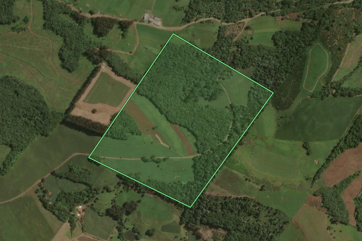 Imagem de satélite do imóvel rural em Joaçaba (SC), com o contorno declarado no CAR desenhado por cima.