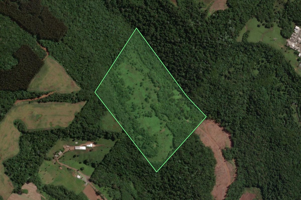 Imagem de satélite do imóvel rural em Joaçaba (SC), com o contorno declarado no CAR desenhado por cima.