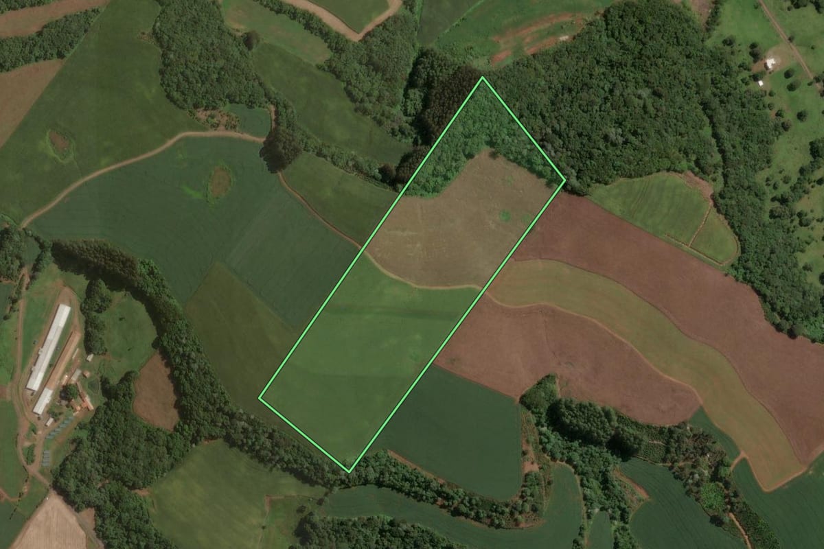 Imagem de satélite do imóvel rural em Joaçaba (SC), com o contorno declarado no CAR desenhado por cima.