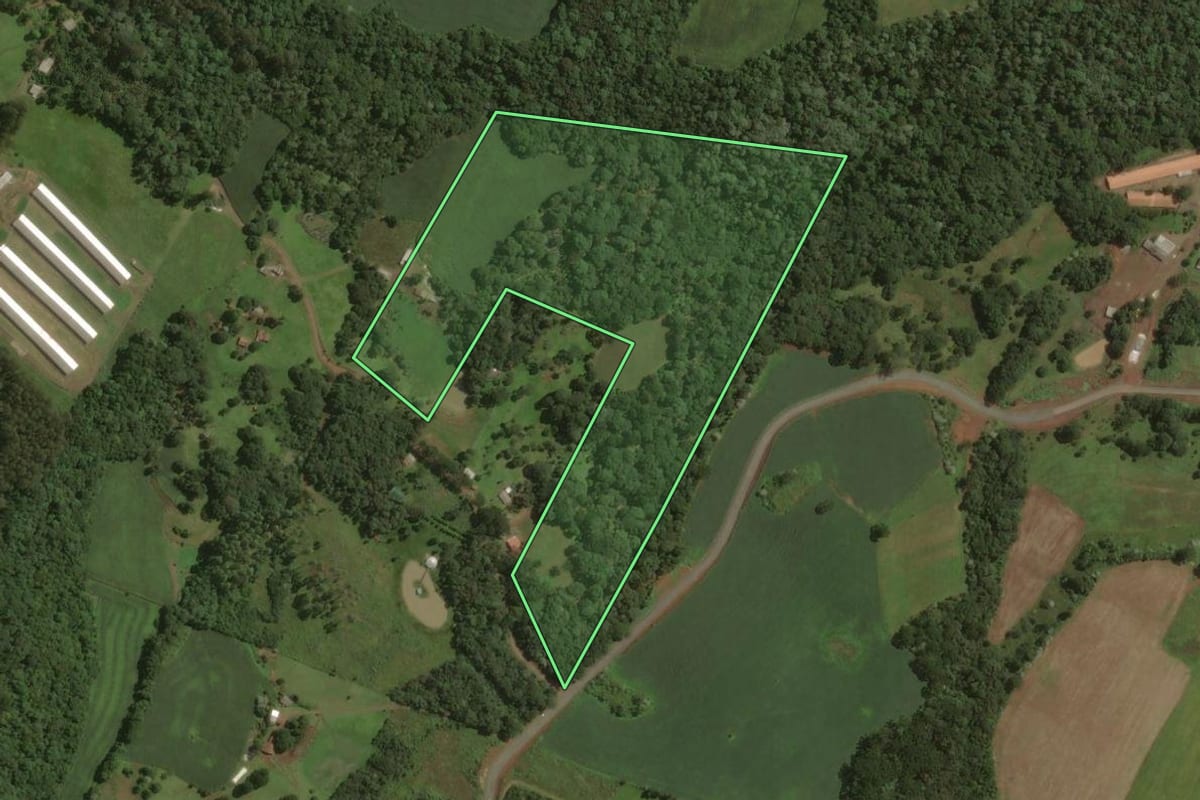 Imagem de satélite do imóvel rural em Joaçaba (SC), com o contorno declarado no CAR desenhado por cima.