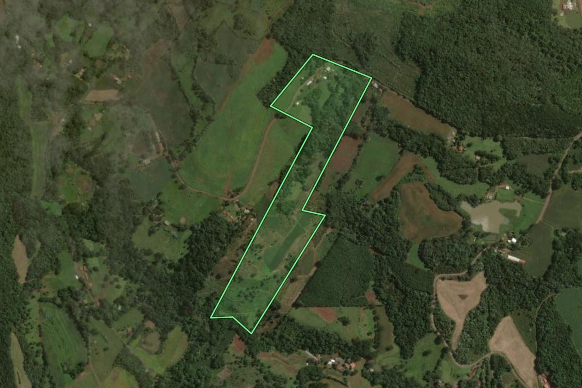 Imagem de satélite do imóvel rural em Joaçaba (SC), com o contorno declarado no CAR desenhado por cima.