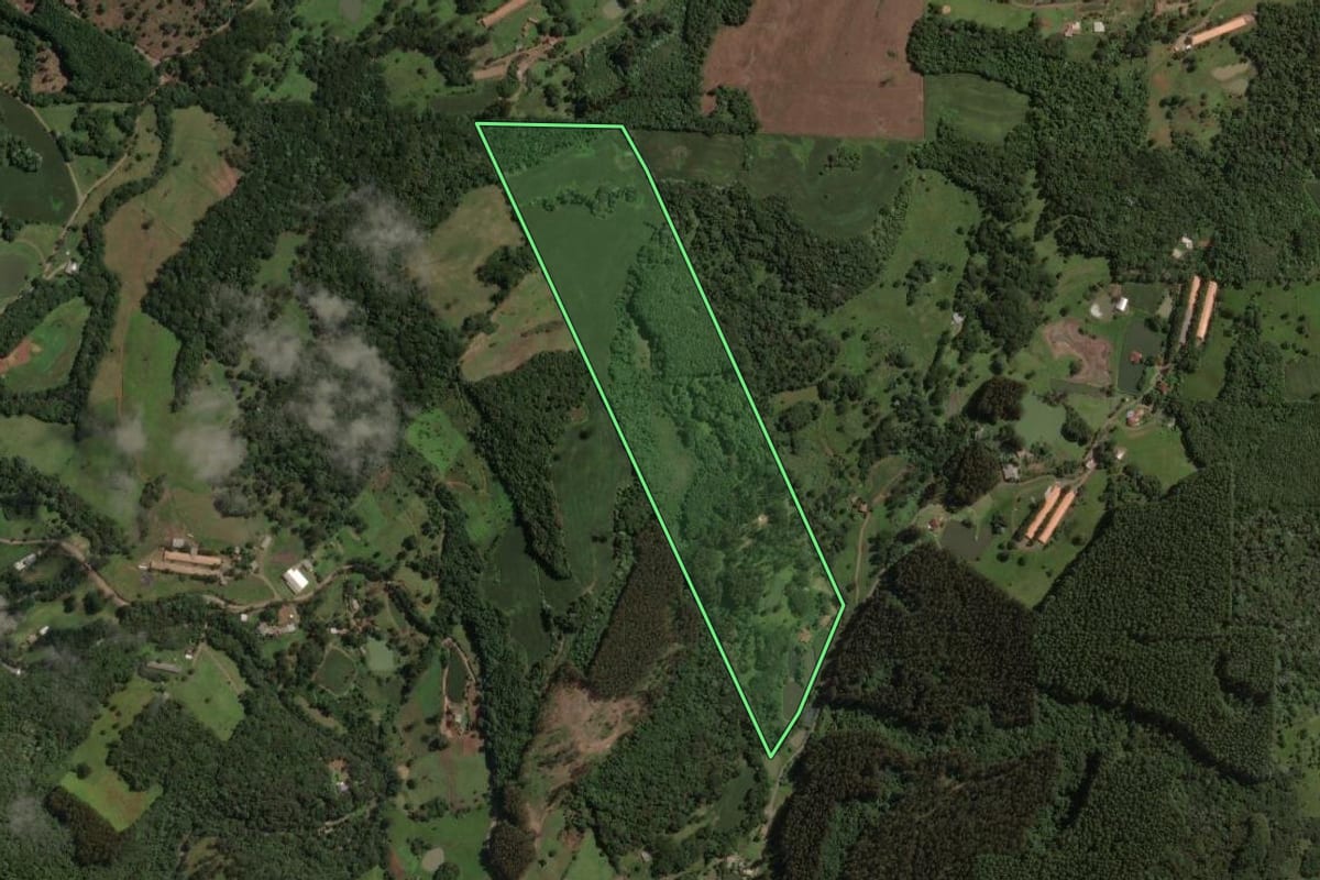Imagem de satélite do imóvel rural em Joaçaba (SC), com o contorno declarado no CAR desenhado por cima.