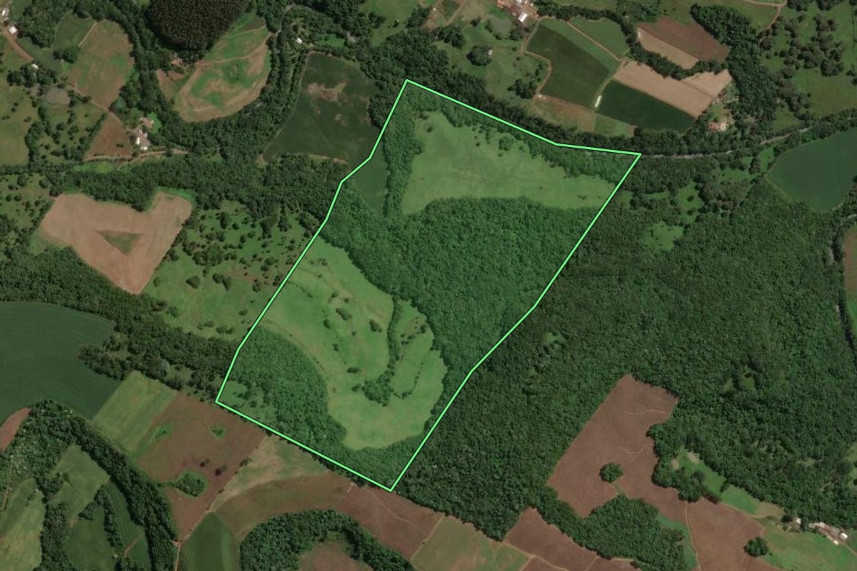 Imagem de satélite do imóvel rural em Joaçaba (SC), com o contorno declarado no CAR desenhado por cima.