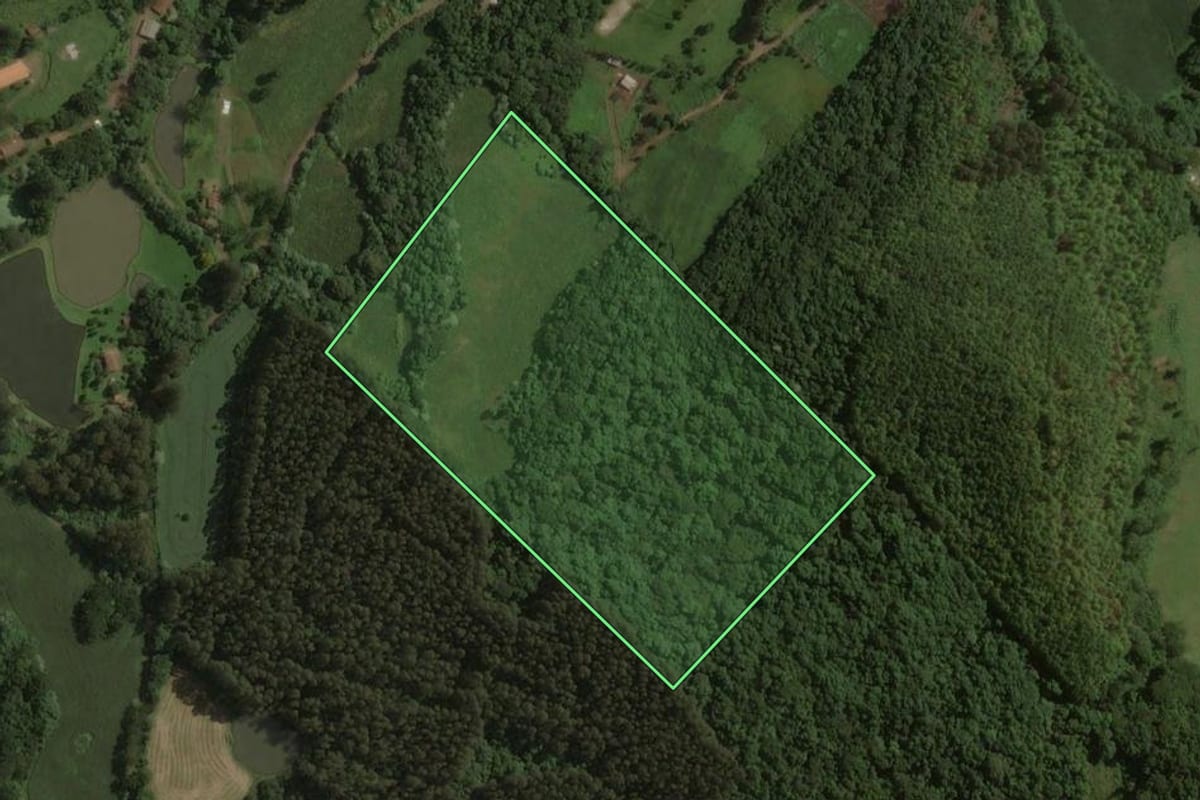 Imagem de satélite do imóvel rural em Joaçaba (SC), com o contorno declarado no CAR desenhado por cima.