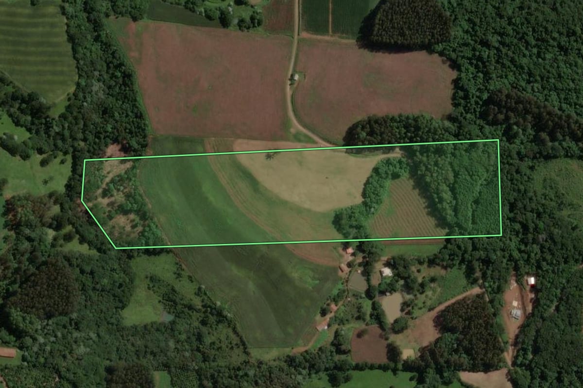Imagem de satélite do imóvel rural em Joaçaba (SC), com o contorno declarado no CAR desenhado por cima.