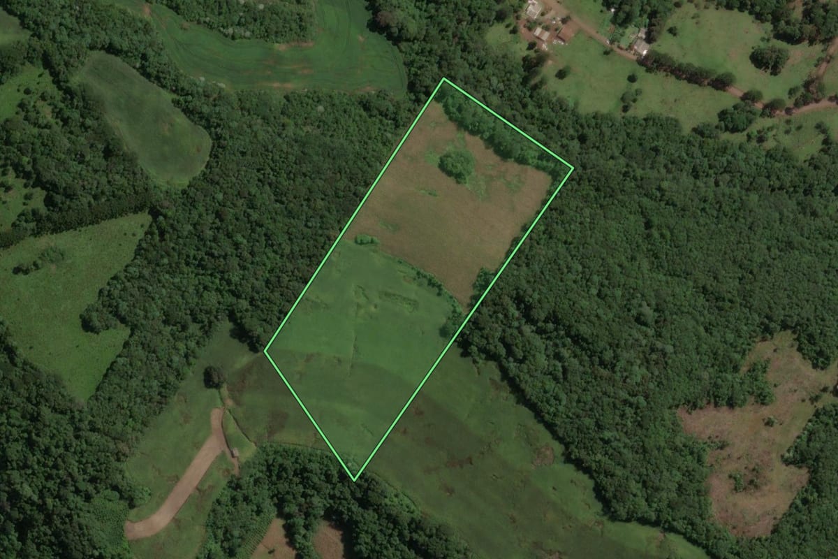 Imagem de satélite do imóvel rural em Joaçaba (SC), com o contorno declarado no CAR desenhado por cima.