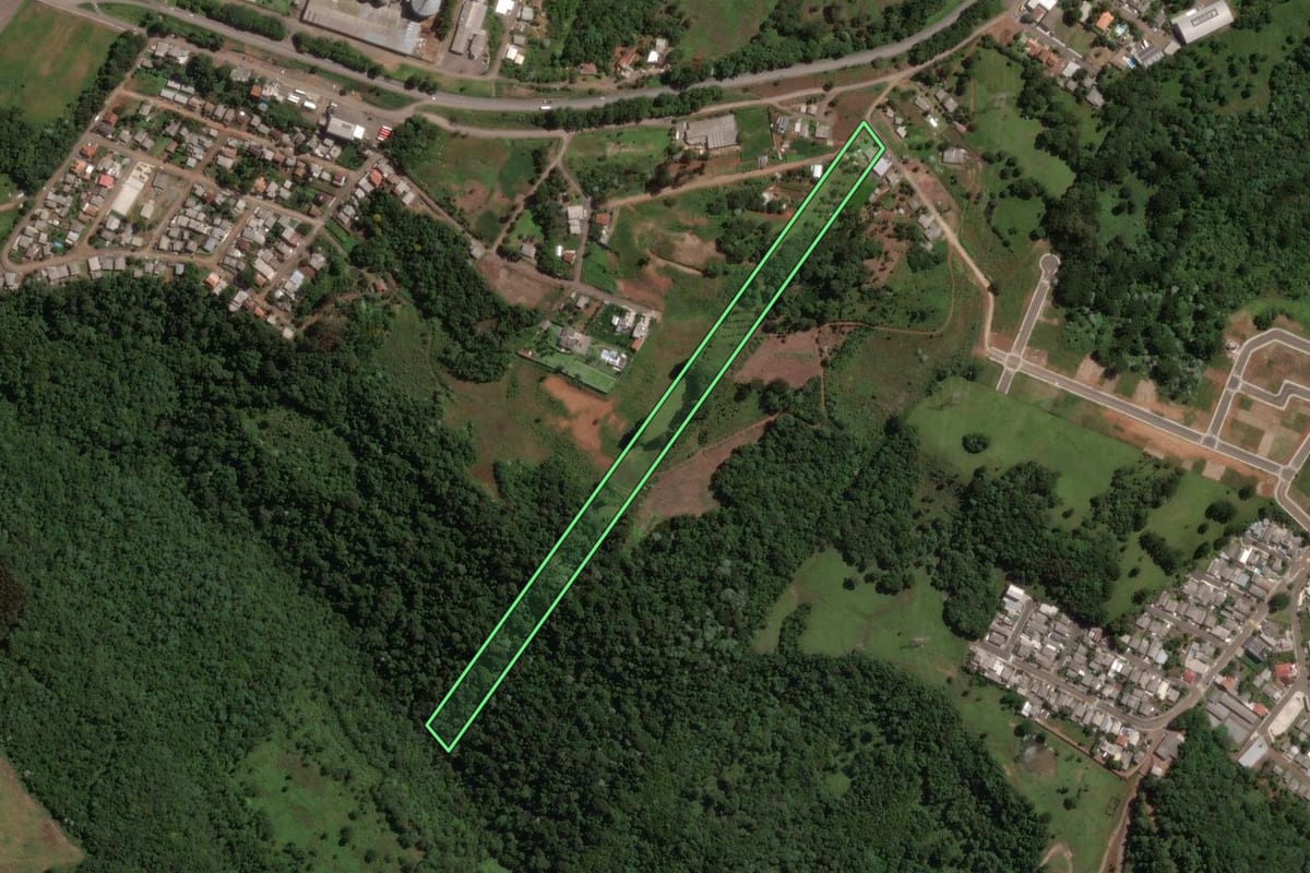 Imagem de satélite do imóvel rural em Joaçaba (SC), com o contorno declarado no CAR desenhado por cima.