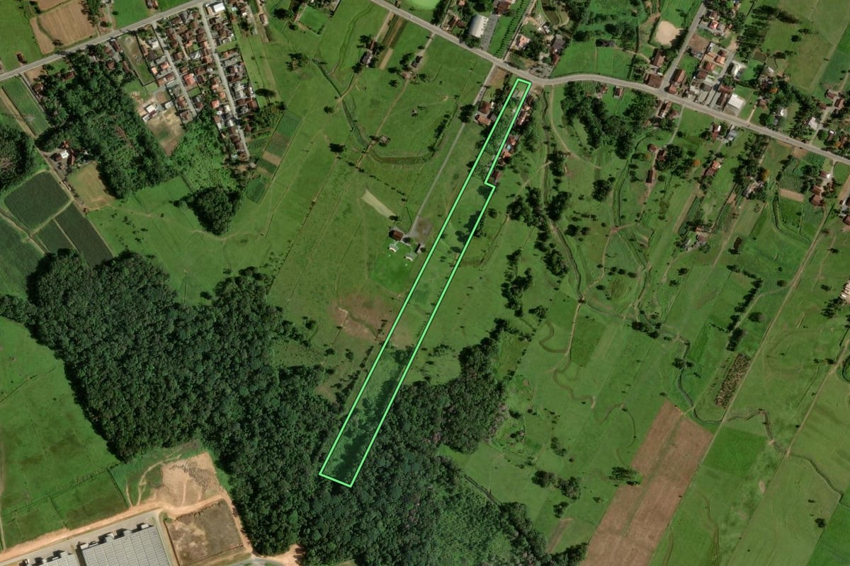 Imagem de satélite do imóvel rural em Joinville (SC), com o contorno declarado no CAR desenhado por cima.