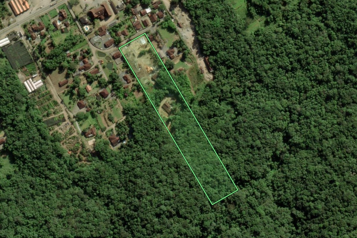 Imagem de satélite do imóvel rural em Joinville (SC), com o contorno declarado no CAR desenhado por cima.