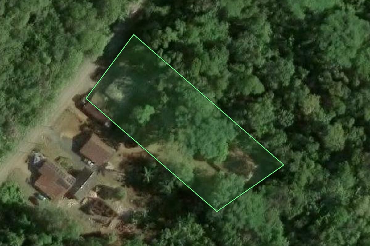 Imagem de satélite do imóvel rural em Joinville (SC), com o contorno declarado no CAR desenhado por cima.