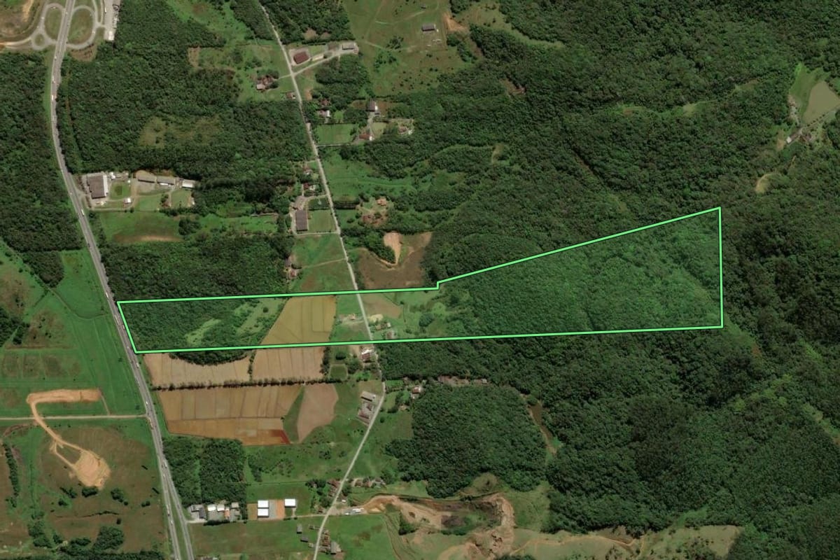 Imagem de satélite do imóvel rural em Joinville (SC), com o contorno declarado no CAR desenhado por cima.