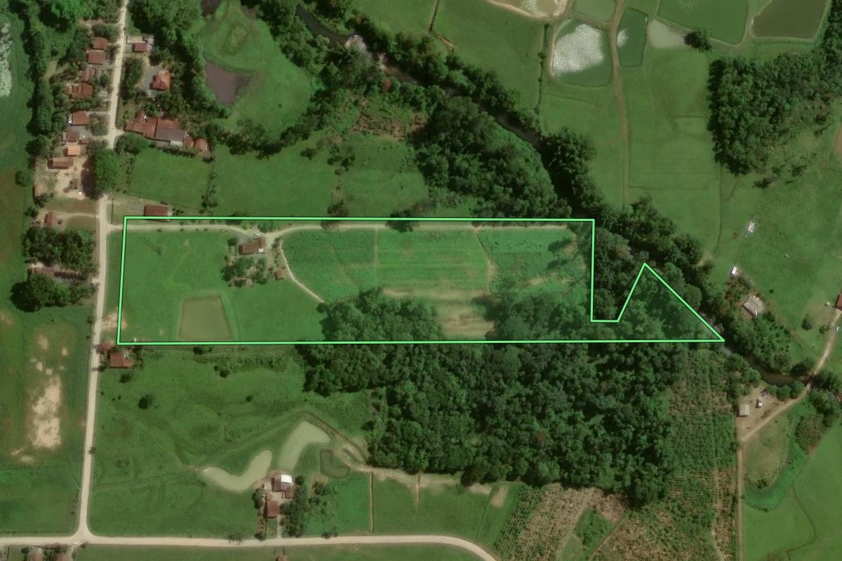 Imagem de satélite do imóvel rural em Joinville (SC), com o contorno declarado no CAR desenhado por cima.