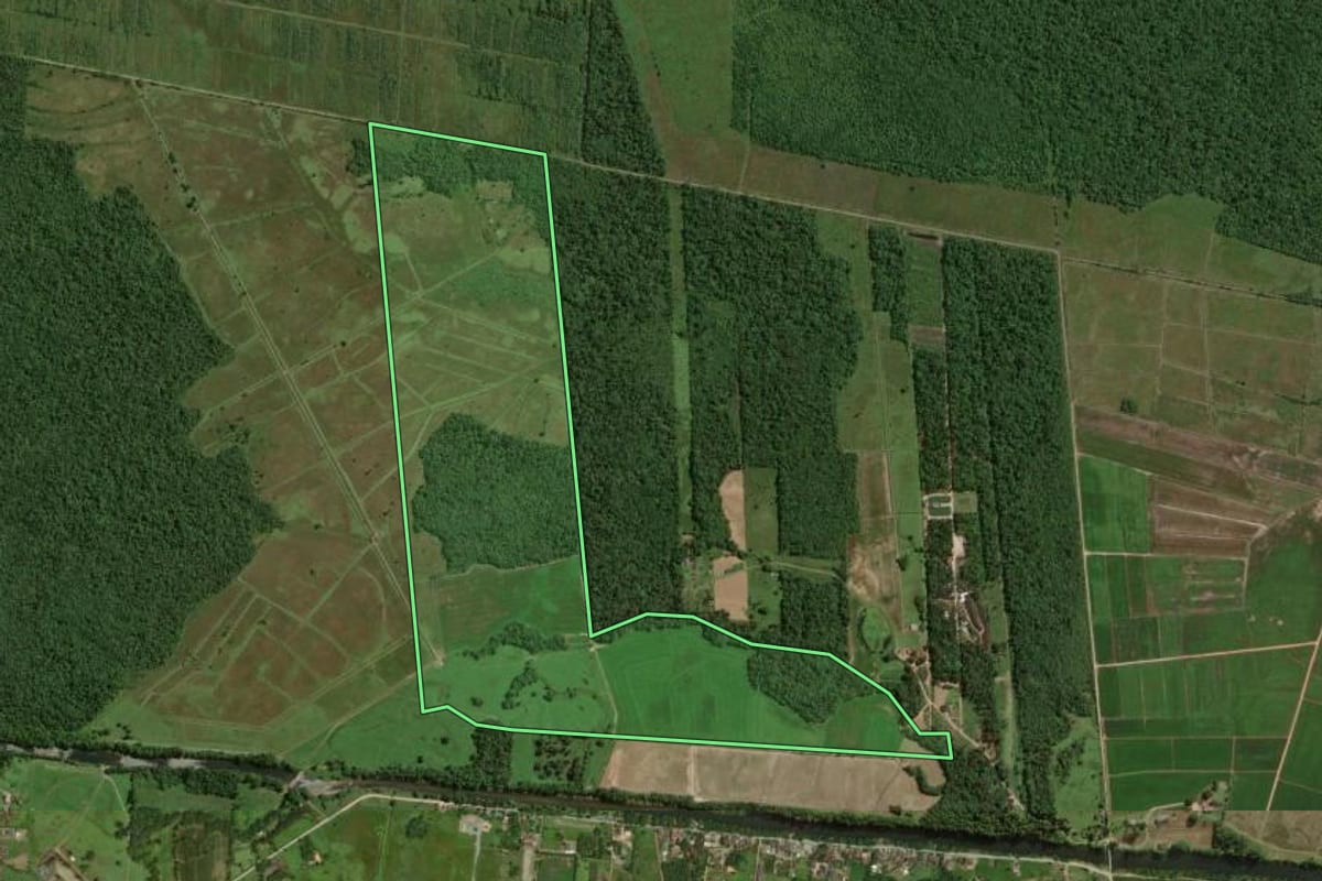 Imagem de satélite do imóvel rural em Joinville (SC), com o contorno declarado no CAR desenhado por cima.
