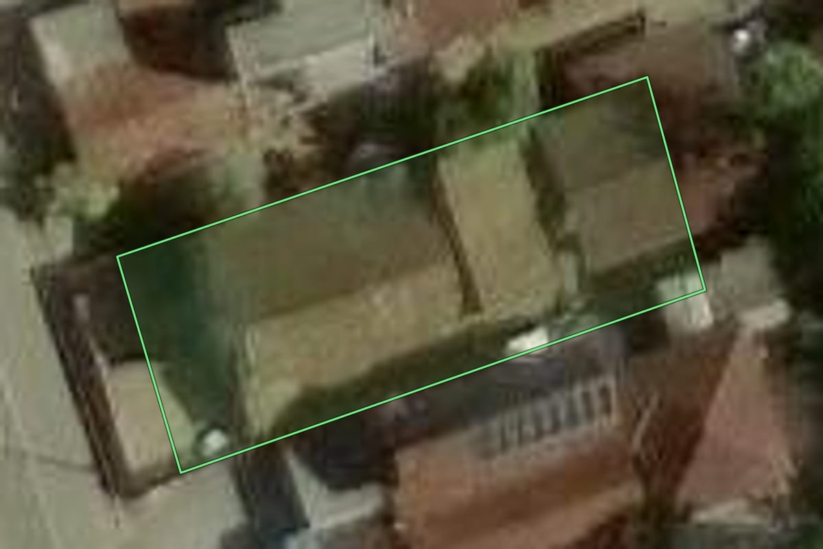 Imagem de satélite do imóvel rural em Joinville (SC), com o contorno declarado no CAR desenhado por cima.