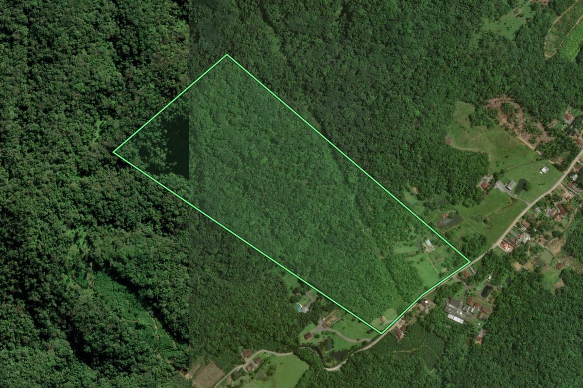 Imagem de satélite do imóvel rural em Joinville (SC), com o contorno declarado no CAR desenhado por cima.