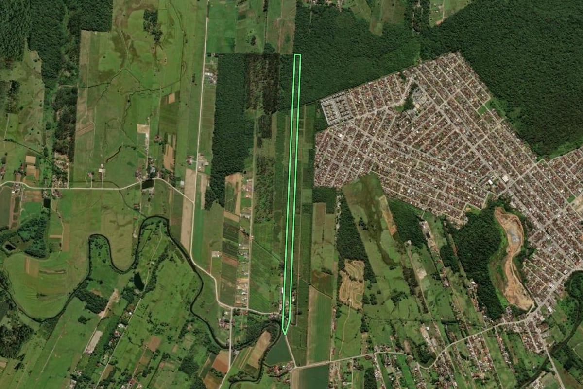 Imagem de satélite do imóvel rural em Joinville (SC), com o contorno declarado no CAR desenhado por cima.