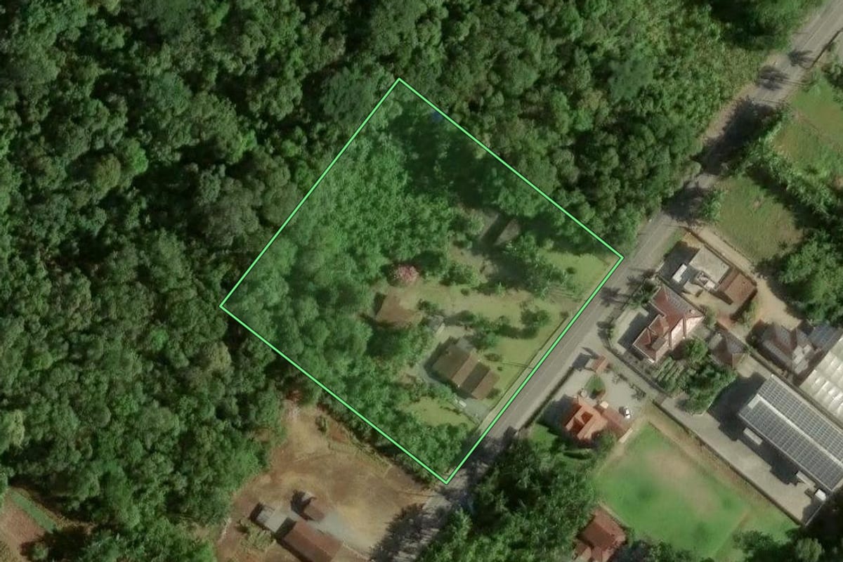 Imagem de satélite do imóvel rural em Joinville (SC), com o contorno declarado no CAR desenhado por cima.