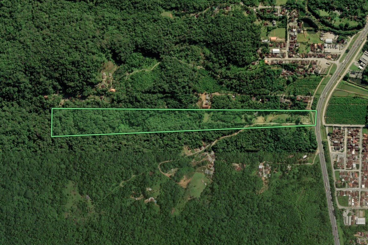 Imagem de satélite do imóvel rural em Joinville (SC), com o contorno declarado no CAR desenhado por cima.