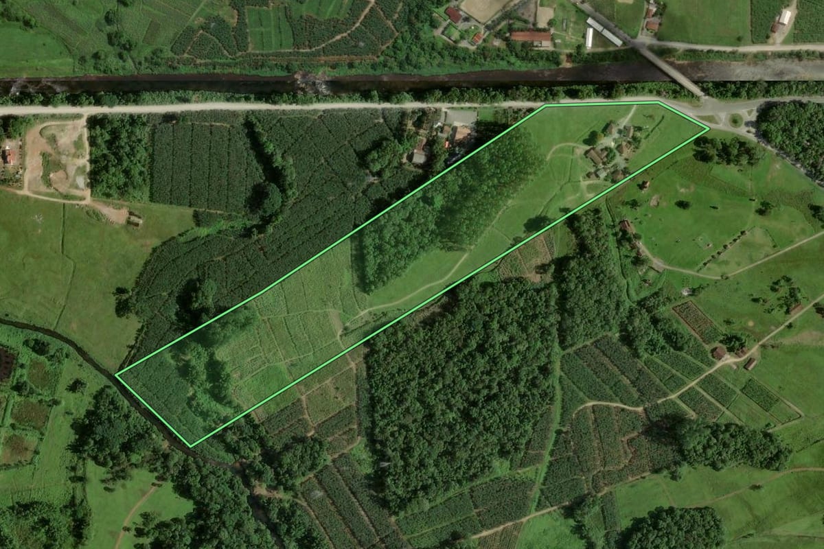 Imagem de satélite do imóvel rural em Joinville (SC), com o contorno declarado no CAR desenhado por cima.