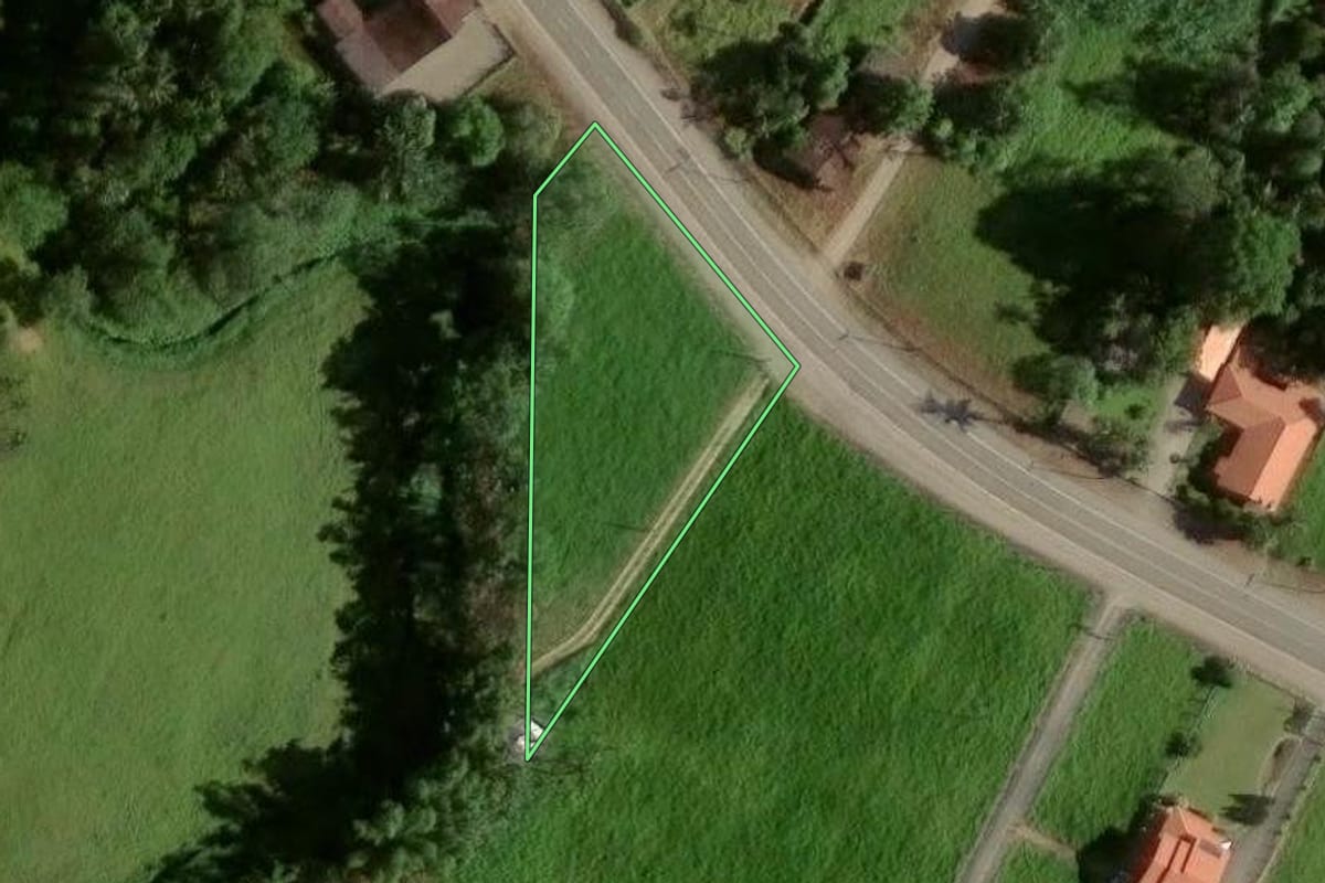 Imagem de satélite do imóvel rural em Joinville (SC), com o contorno declarado no CAR desenhado por cima.